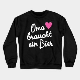 Geschenkidee Oma braucht ein Bier Crewneck Sweatshirt